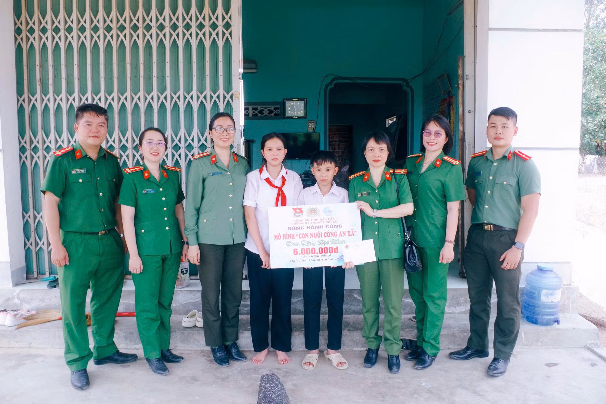 Những nghĩa cử nhân văn của Công an xã Đồng Xuân -0