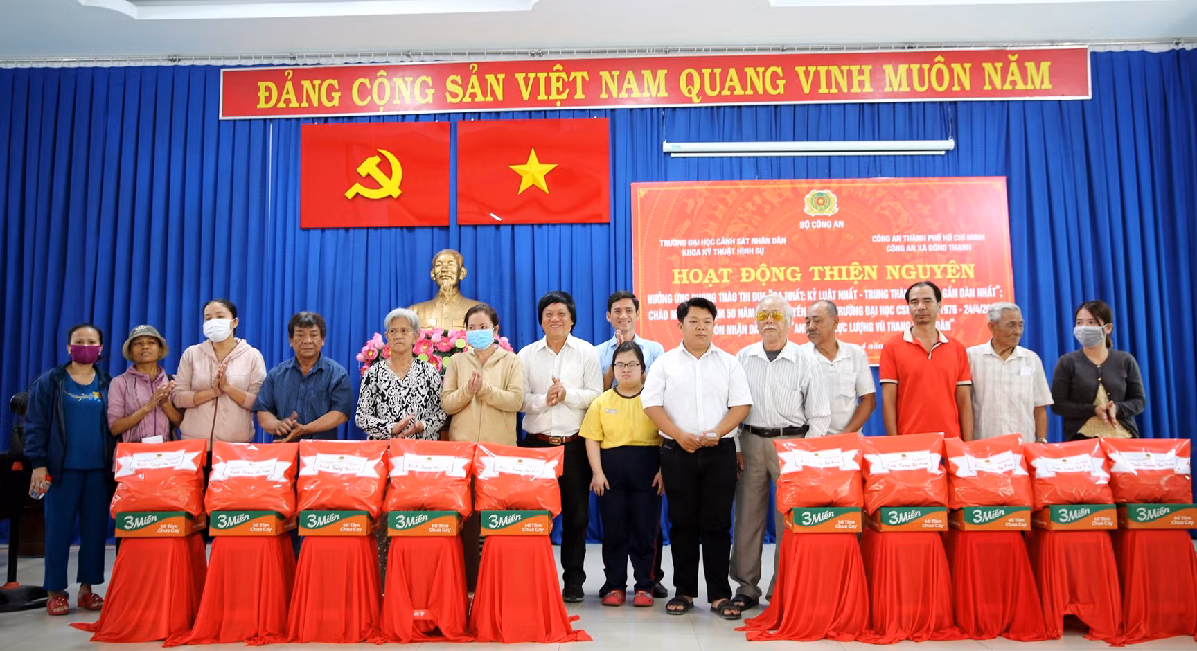 Trường Đại học CSND và Công an xã Đông Thạnh tặng quà cho 215 hộ dân khó khăn -4