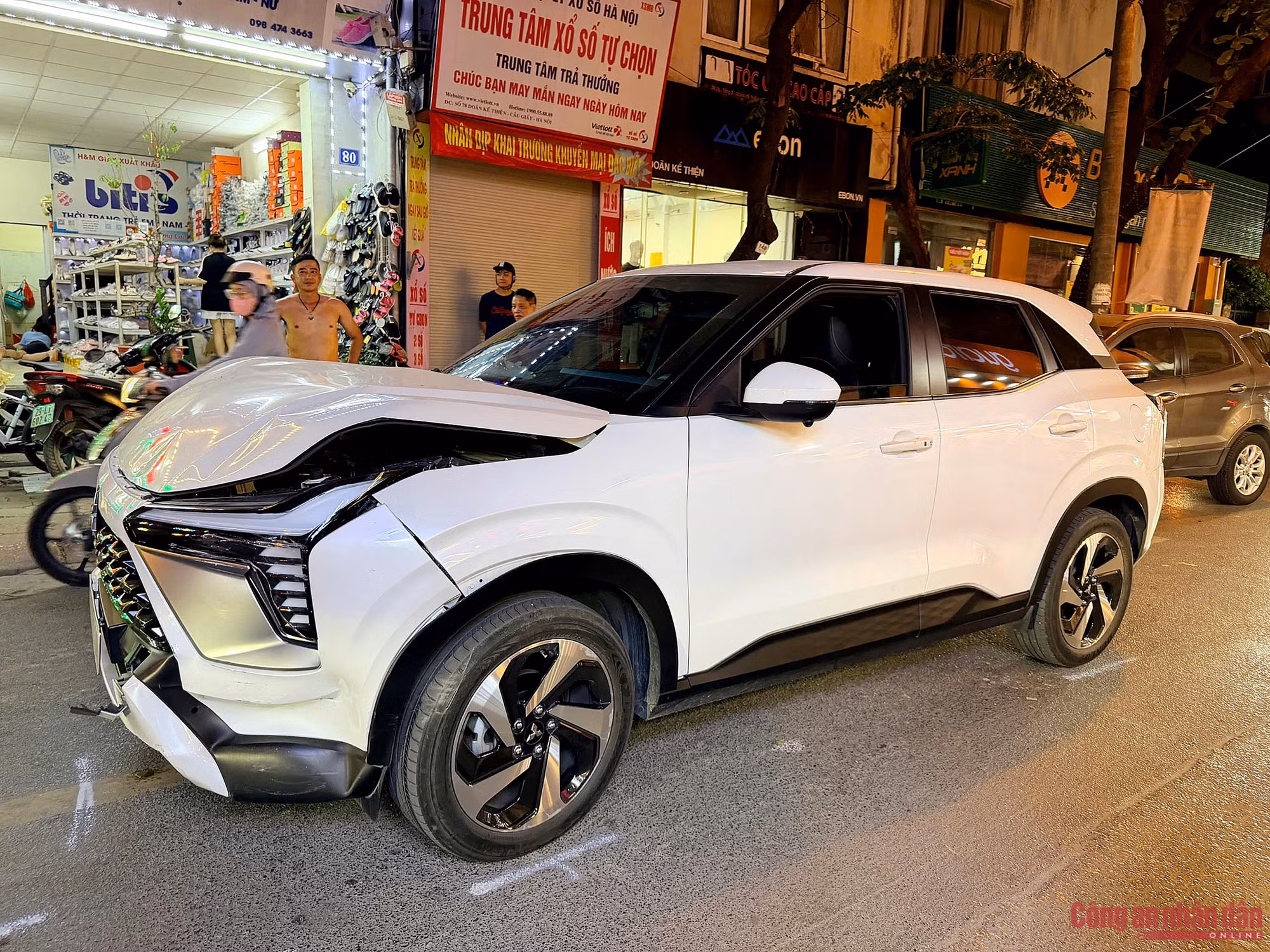 Nữ tài xế lái ô tô, tông liên tiếp nhiều xe ở Hà Nội -0