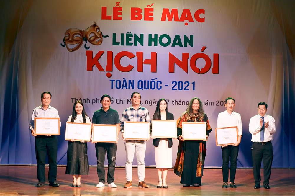 hoàng duy linh (áo so mi ca rô - gi-a) lãnh gi-i trong liên hoa k-ch nói nam 2021.jpg -1