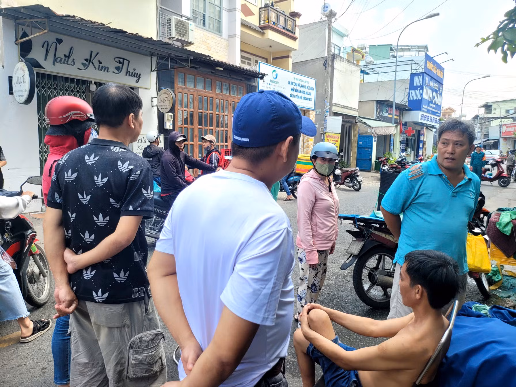Vụ cháy nhà trọ 7 người thương vong: Cảnh sát nỗ lực băng mình vào khói lửa cứu 10 người -4