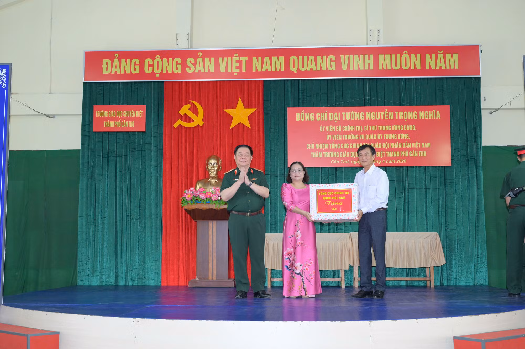 Phát huy vai trò già làng, trưởng thôn, trưởng ấp, trưởng khu, người có uy tín, chức sắc tôn giáo -0