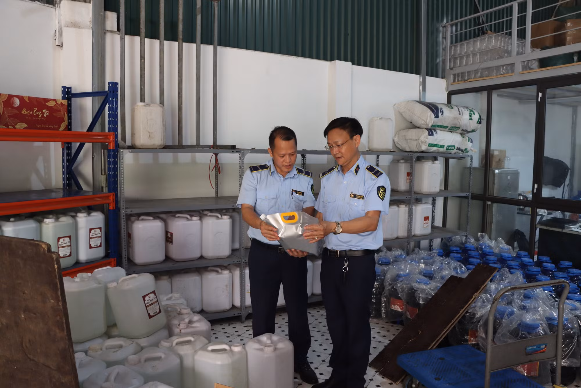 Gần 9.000 lít rượu có dấu hiệu vi phạm tại Hà Nội -0