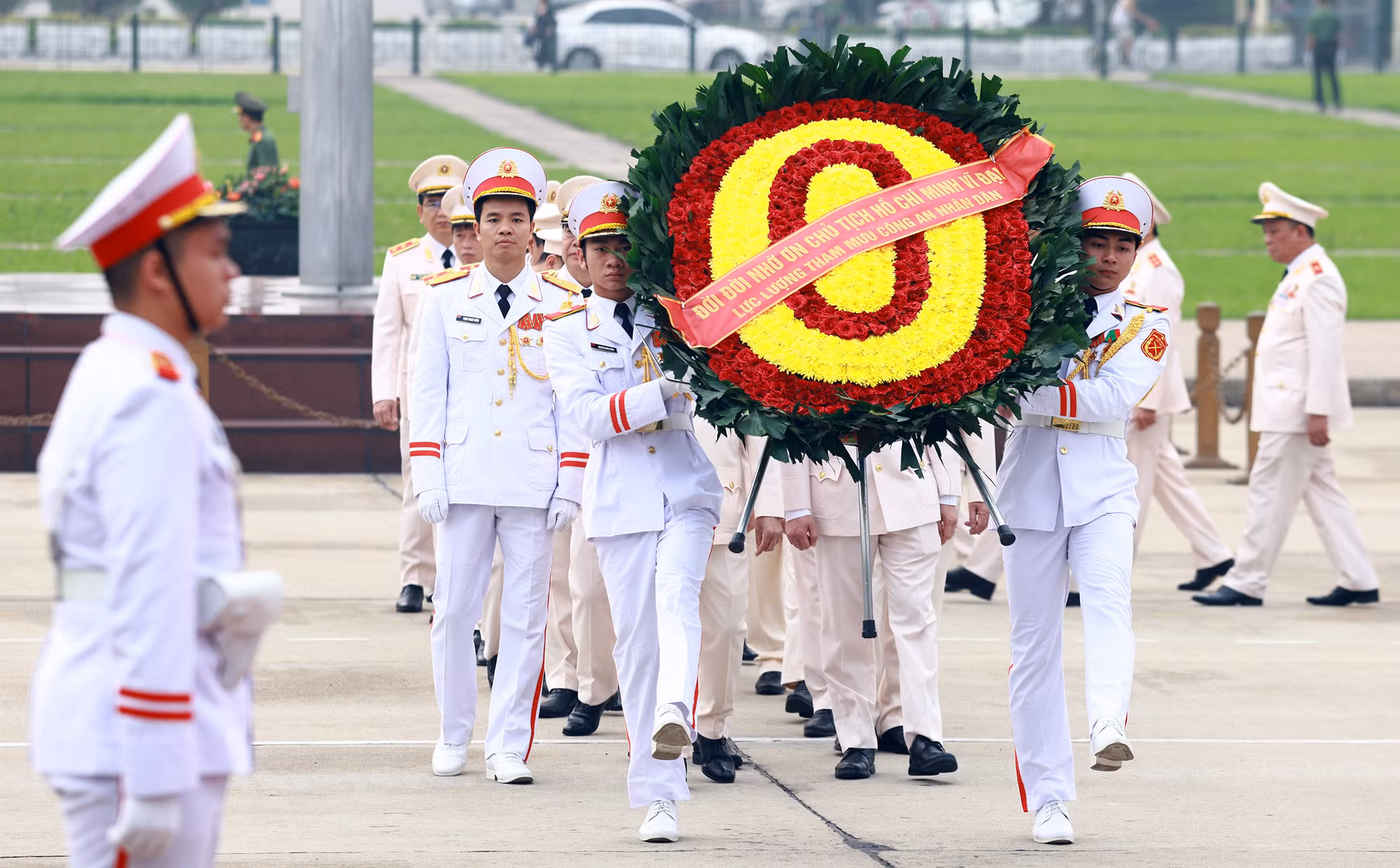 Đoàn đại biểu lực lượng Tham mưu Công an nhân dân vào Lăng viếng Bác -0