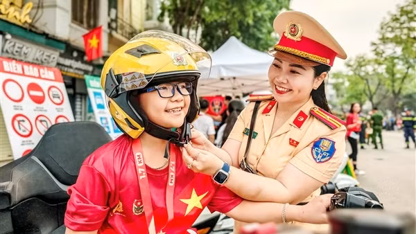 Học sinh cùng du khách hào hứng với trải nghiệm làm chiến sĩ CSGT và PCCC