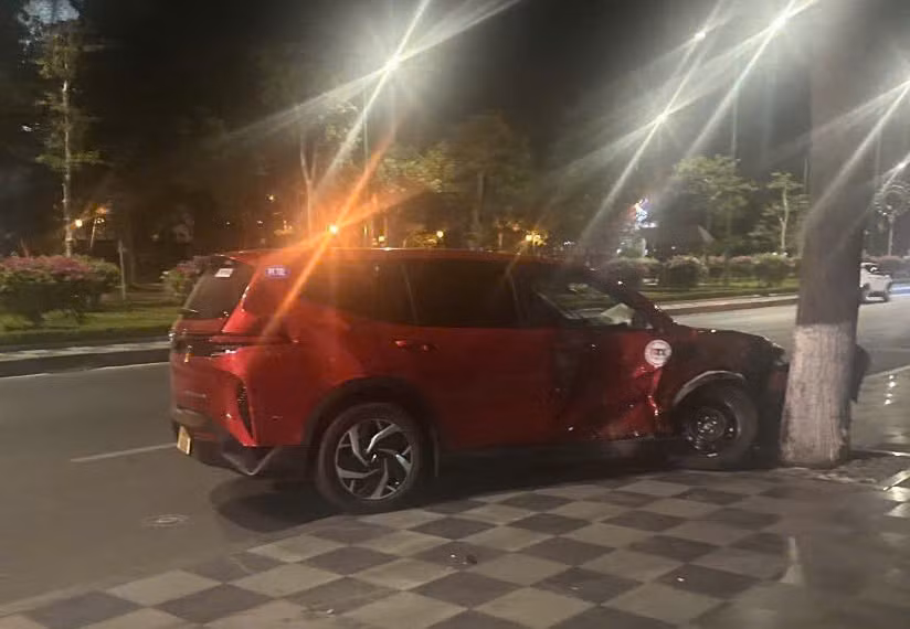 Hai ôtô lao lên lề, vỡ nát sau va chạm&nbsp; -0