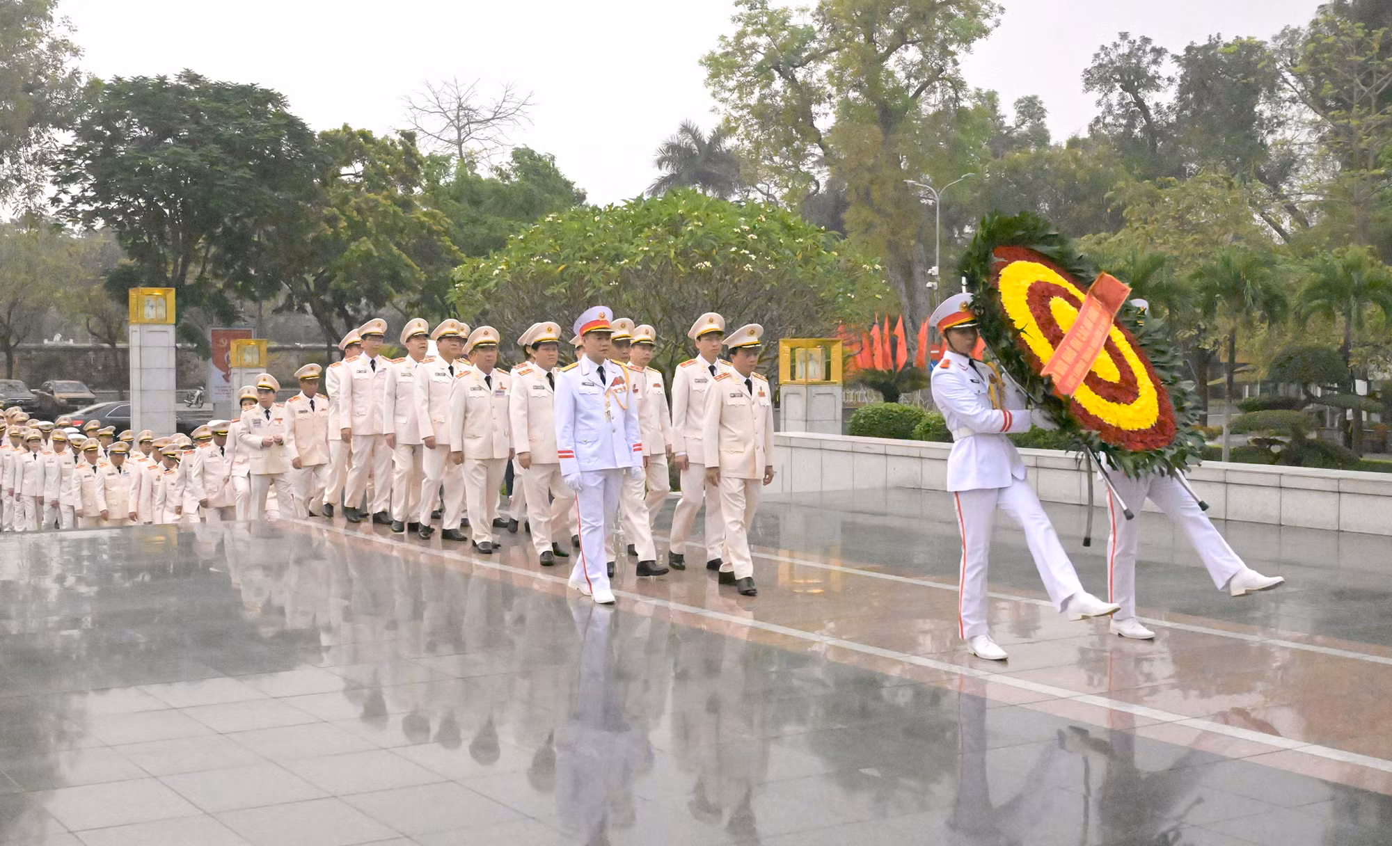 Đoàn đại biểu lực lượng Tham mưu Công an nhân dân vào Lăng viếng Bác -0