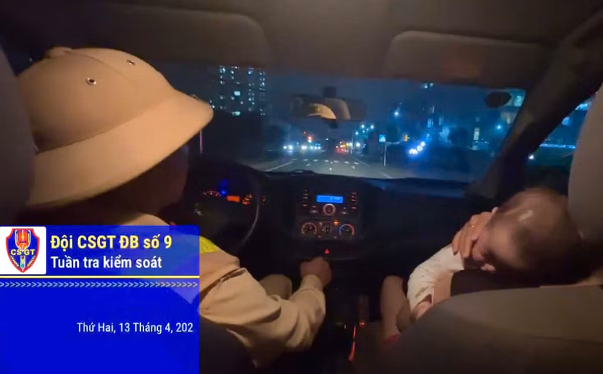 Bé 7 tháng tuổi khó thở được CSGT đưa đi cấp cứu trong đêm -0