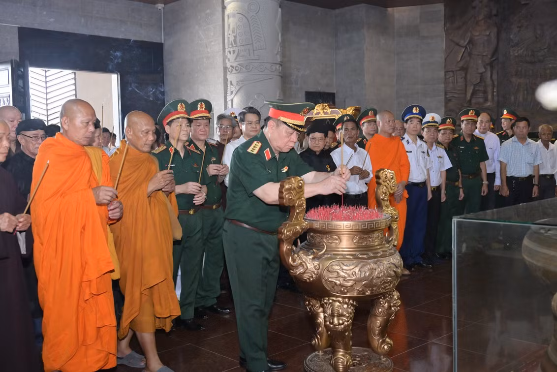 Phát huy vai trò già làng, trưởng thôn, trưởng ấp, trưởng khu, người có uy tín, chức sắc tôn giáo -0