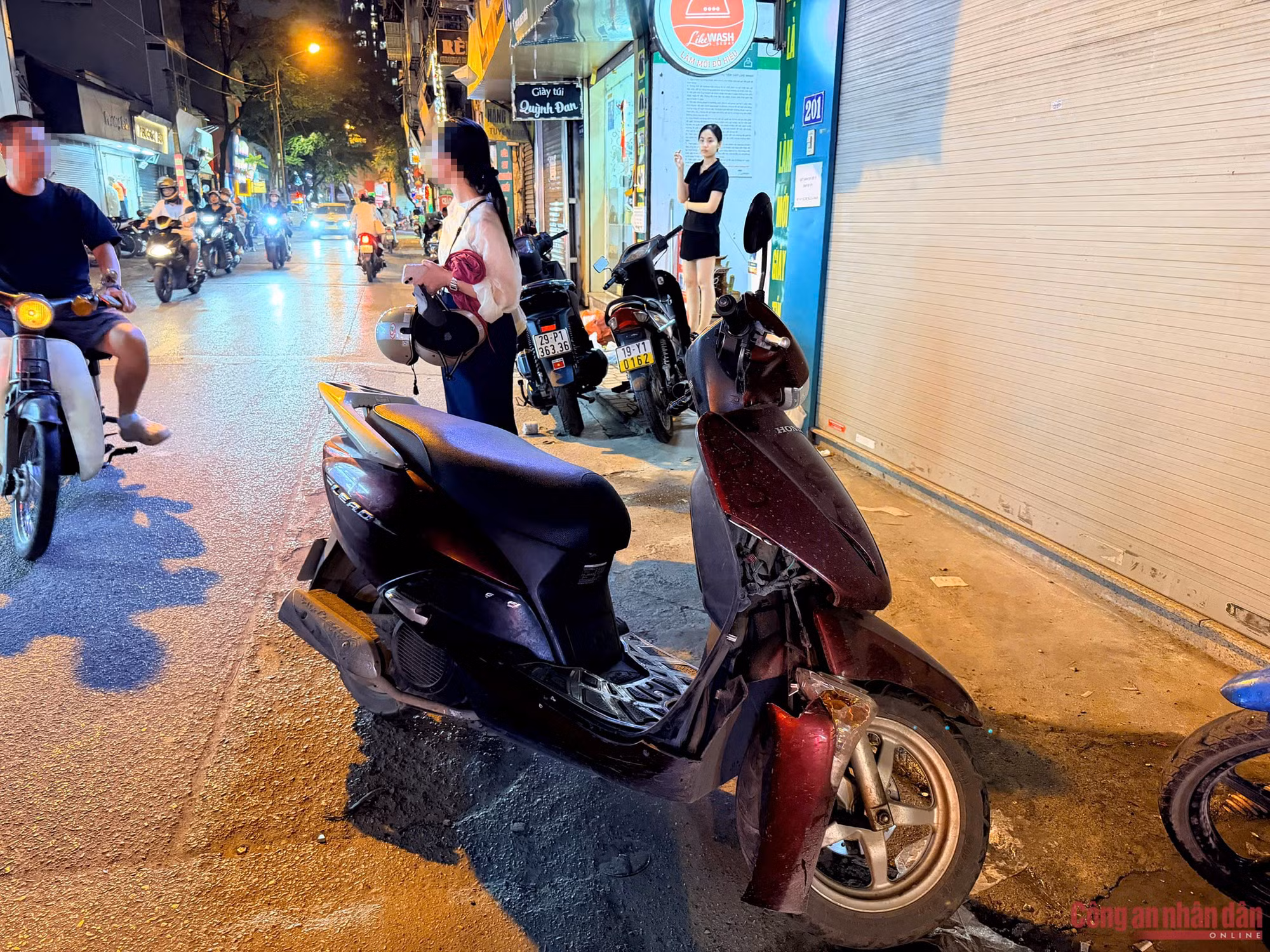Nữ tài xế lái ô tô, tông liên tiếp nhiều xe ở Hà Nội -0