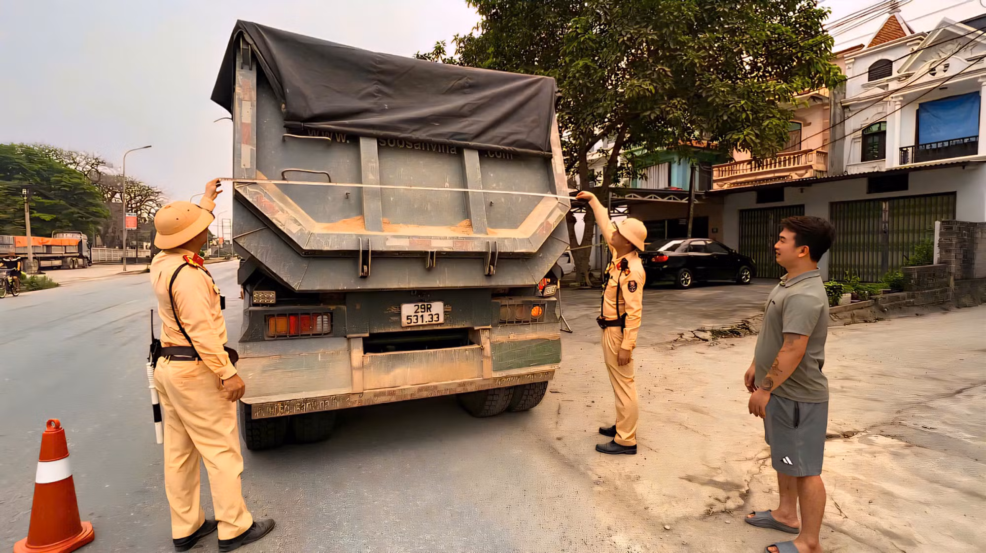 Hà Nội: Siết chặt quản lý xe có trọng tải lớn -0