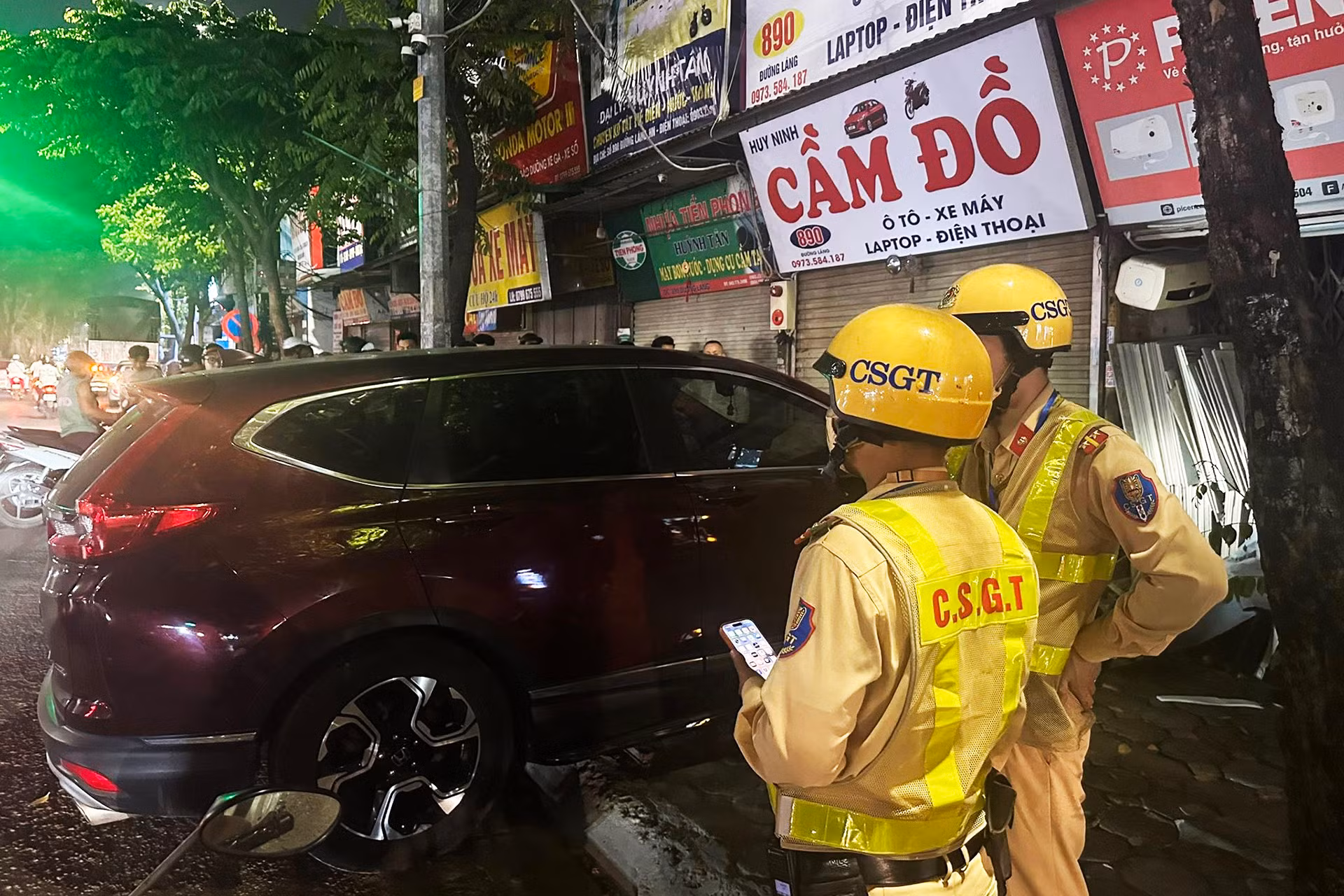 Lao xe vào cửa hàng cầm đồ, tài xế ô tô vi phạm nồng độ cồn -0