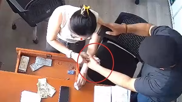 Hai đối tượng người nước ngoài vào đại lý bia lừa đổi tiền
