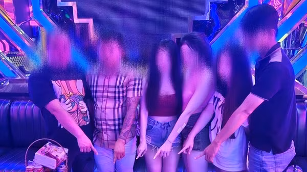 Nhân viên quán karaoke cung cấp ma túy cho "dân bay" sử dụng trong phòng Vip