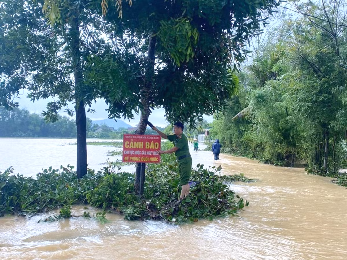 Lũ lụt cô lập nhiều địa phương ở Hà Tĩnh, 3 người chết và mất tích -0