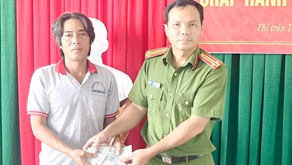 Người đàn ông làm thuê cảm kích khi nhận lại ví tiền từ Công an