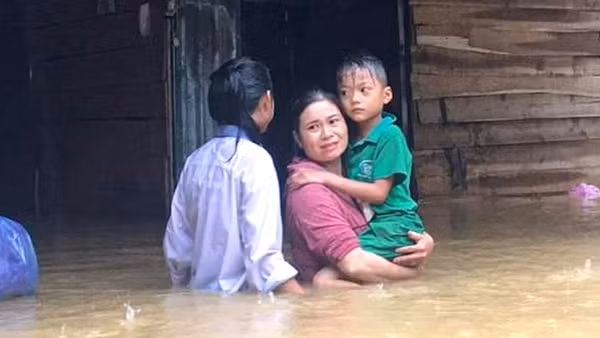 Lũ lụt cô lập nhiều địa phương ở Hà Tĩnh, 3 người chết và mất tích