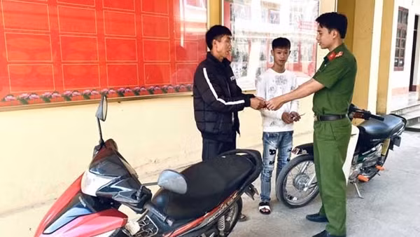 Trao trả 2 xe mô tô bị mất trộm cho người dân