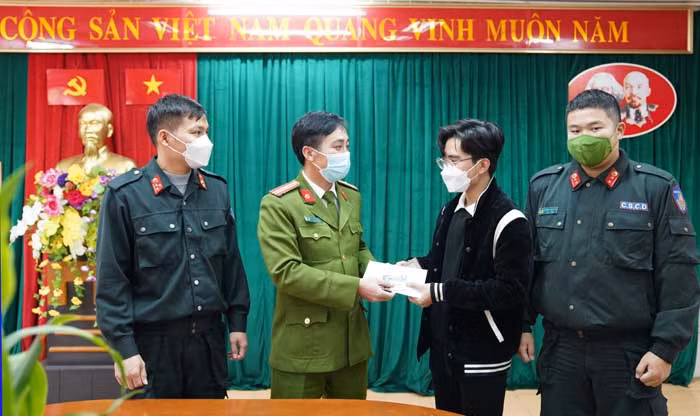 Trang 9: Máu đào thấm đẫm màu Cờ -0