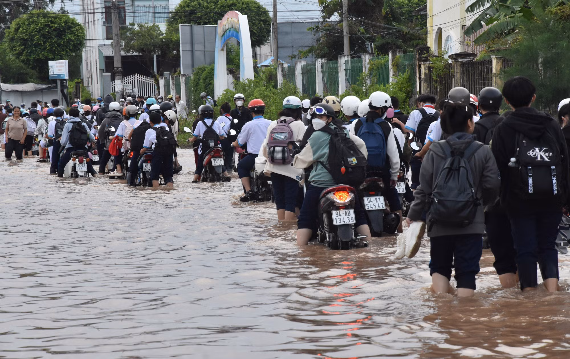 Ngôi trường thường xuyên chìm trong nước do triều cường -4