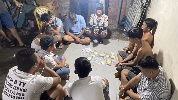 10 người bị bắt trong căn nhà thường xuyên tụ tập đánh bạc