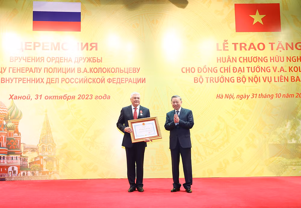 Trao Huân chương Hữu nghị tặng Bộ trưởng Bộ Nội vụ Liên bang Nga -2