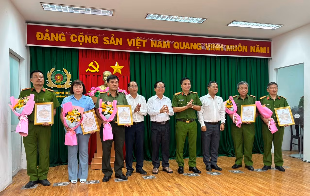 Trao thưởng “nóng” cho các đơn vị tham gia điều tra, khám phá vụ án cướp ngân hàng -0