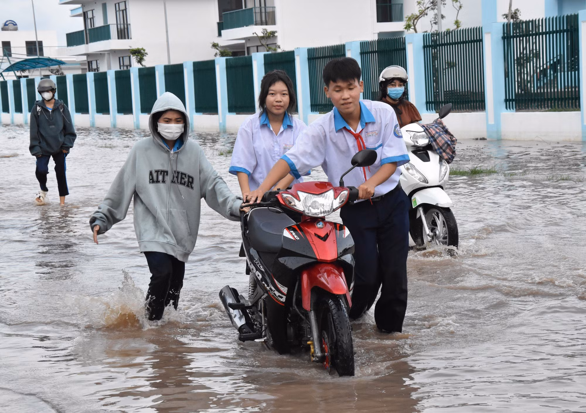 Ngôi trường thường xuyên chìm trong nước do triều cường -3