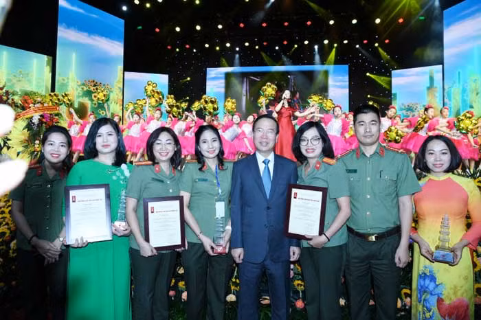 Trang 10: Báo CAND với một năm bội thu giải thưởng -0