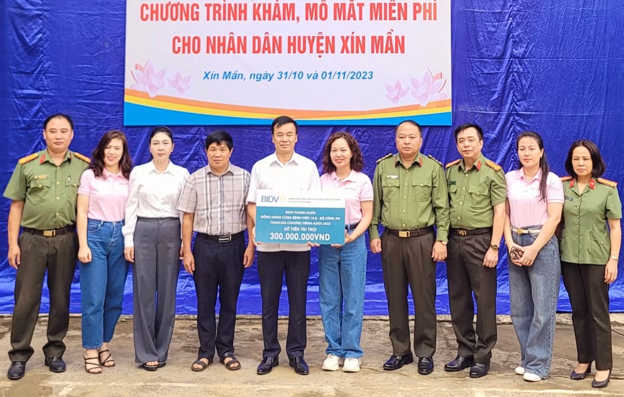 Khám mổ mắt cho 120 bênh nhân nghèo ở huyện Xín Mần -0