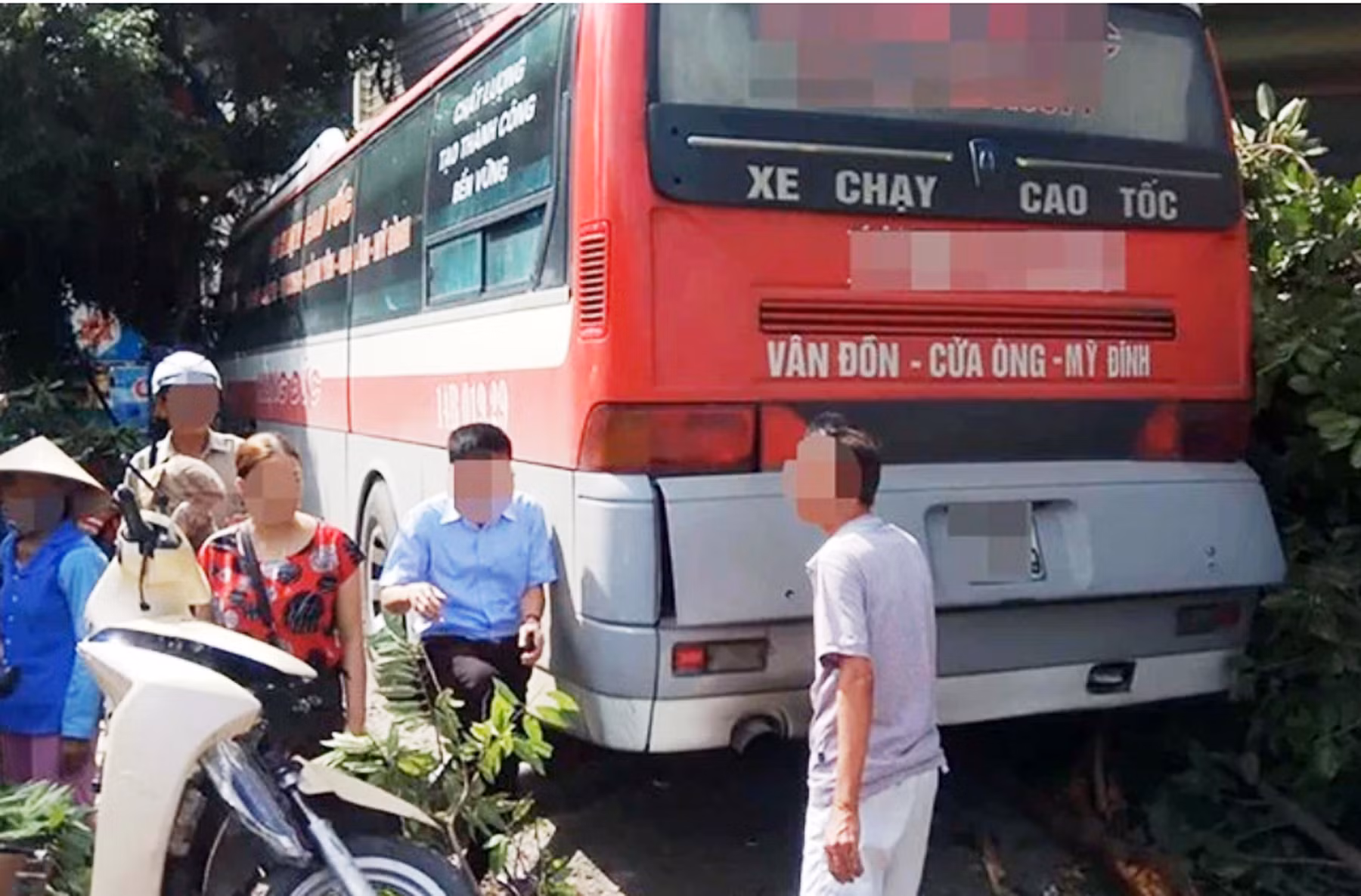 hiện trường vụ tai nạn giao thông do tài xế n.x.h gây ra.jpg -0