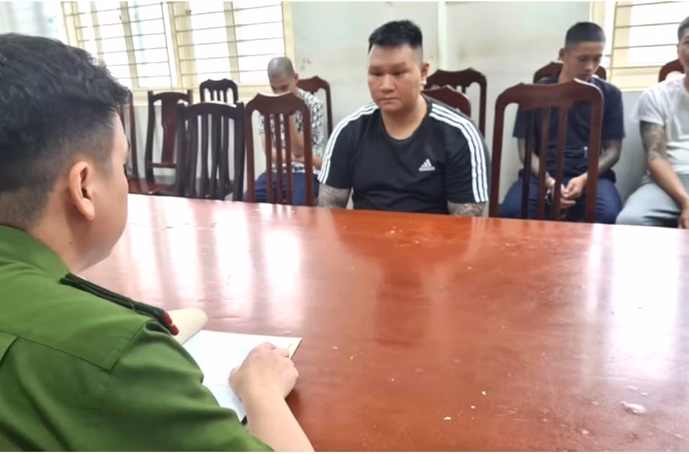 Cho vay tín dụng đen với hình thức ép con nợ viết giấy mua điện thoại trả góp -0