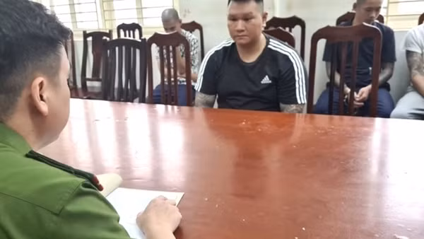 Cho vay tín dụng đen với hình thức ép con nợ viết giấy mua điện thoại trả góp
