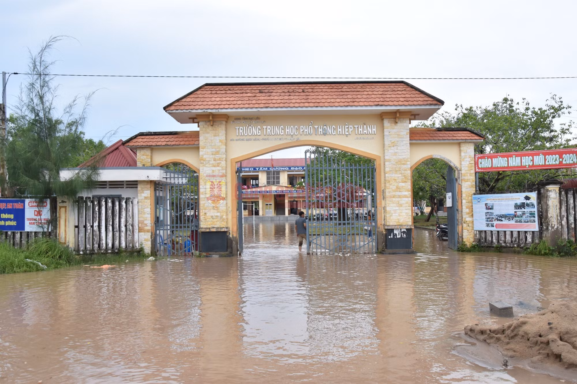 Ngôi trường thường xuyên chìm trong nước do triều cường -0