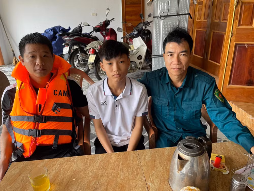 Nam sinh viết thư cảm ơn Công an xã đã liều mình cứu mạng giữa dòng lũ dữ -0