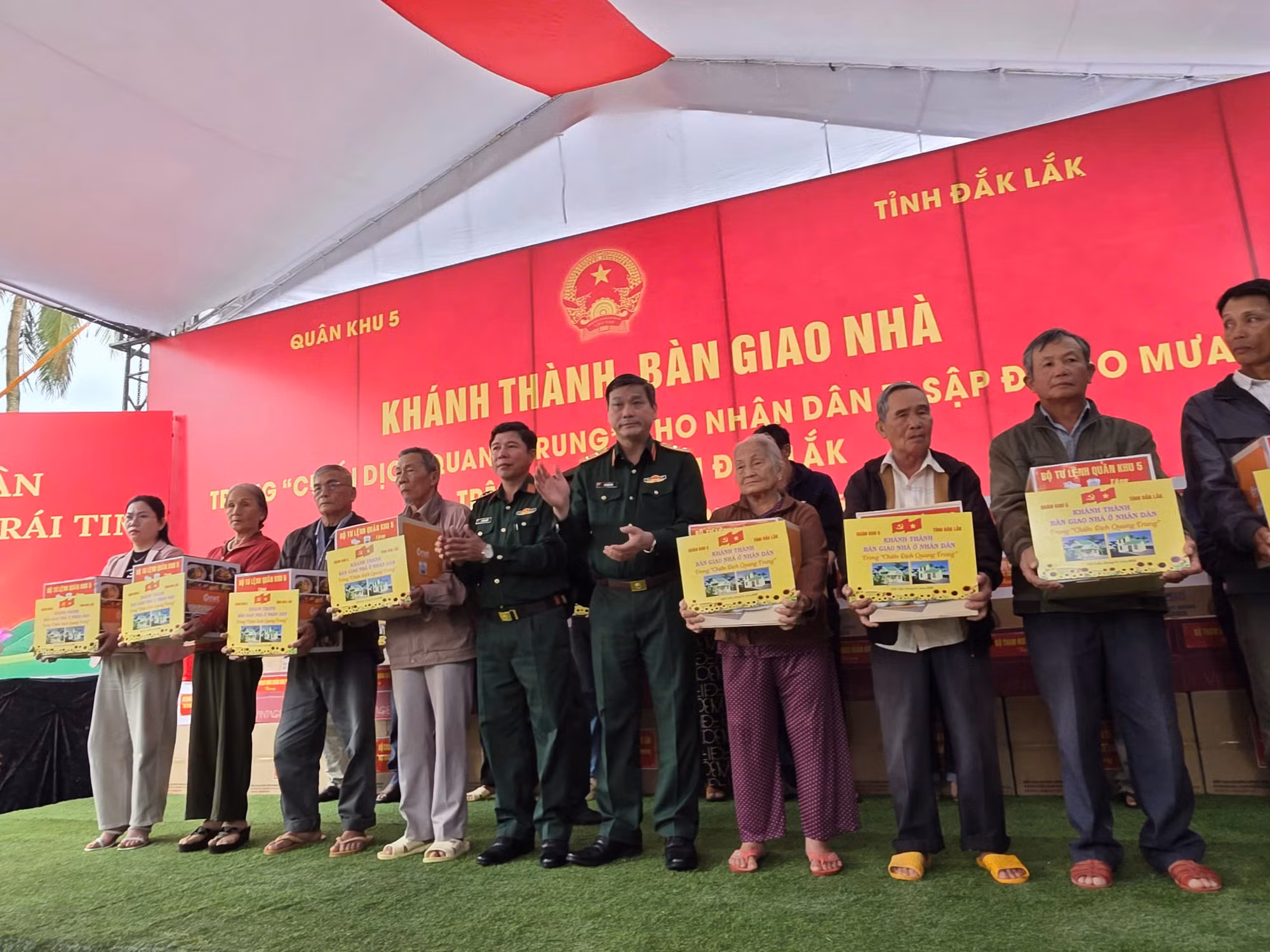 Quân khu 5 khánh thành và bàn giao 175 căn nhà xây dựng mới cho người dân vùng lũ lụt miền Trung -0