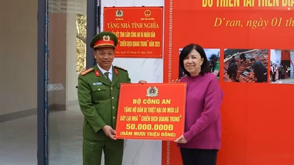 Trao quà của Bộ Công an cho gia đình được xây nhà mới sau lũ ở Lâm Đồng