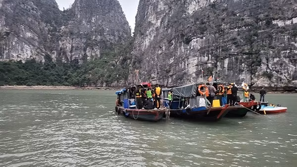 Bắt giữ 30 đối tượng trong vụ tổ chức đánh bạc trên vùng biển Vịnh Hạ Long