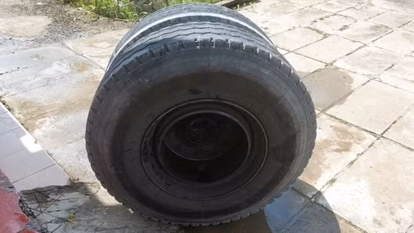 Cặp bánh xe đầu kéo bất ngờ văng ra đường trúng vào người dân