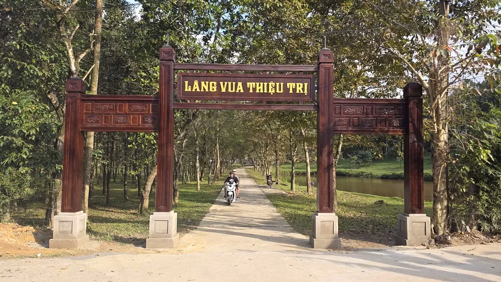 Liên quan đến hạng mục “lạ” sau khi trùng tu di tích lăng vua Thiệu Trị: Đơn vị quản lý thừa nhận thiếu sót -0