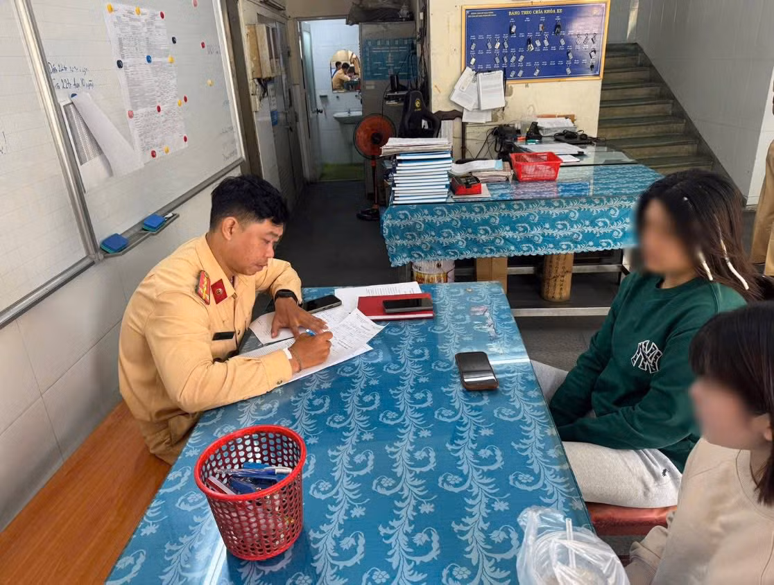 Tịch thu các phương tiện chở ba người, thả cả hai tay, chạy vào đường cấm... -1