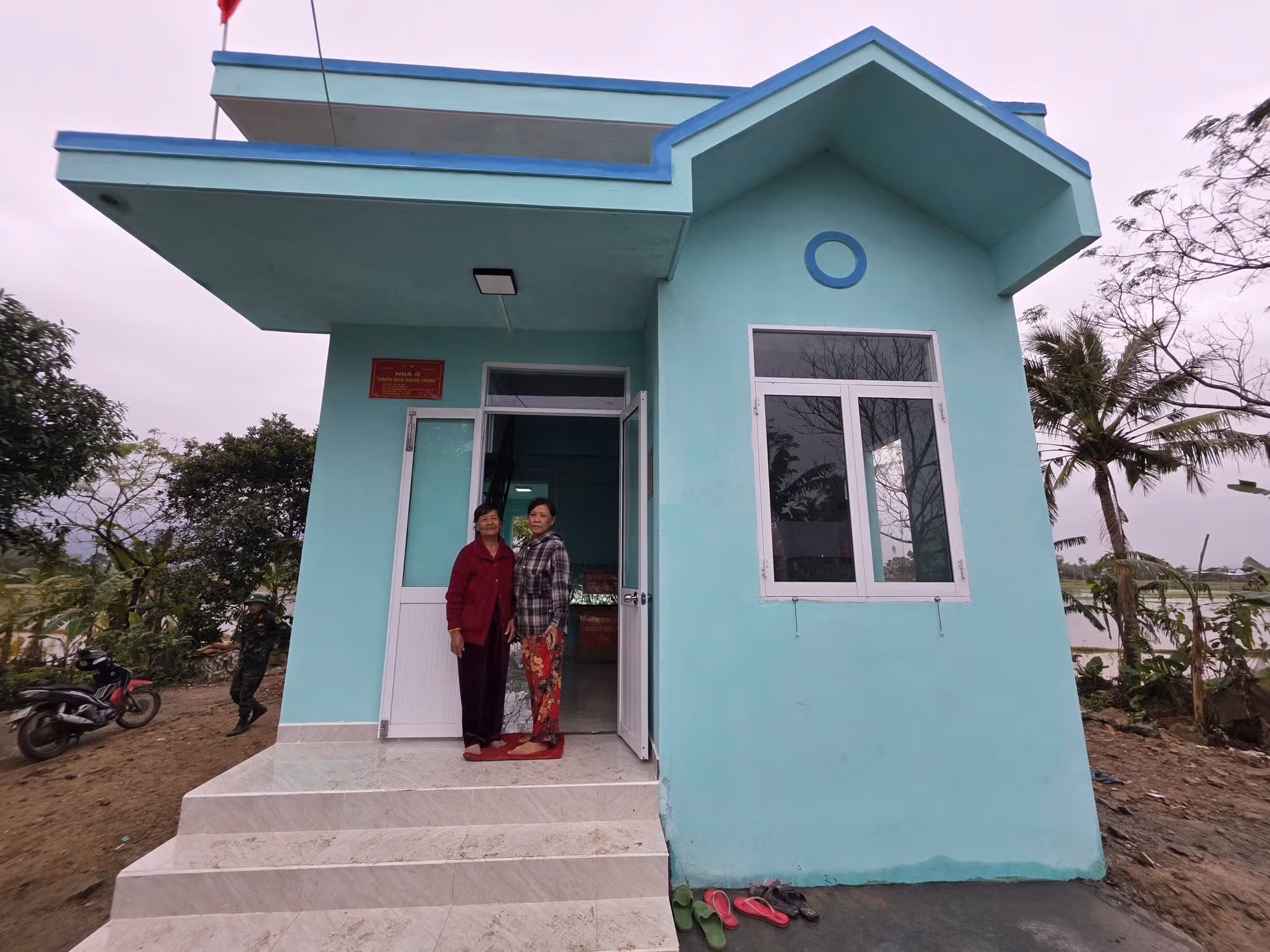 Quân khu 5 khánh thành và bàn giao 175 căn nhà xây dựng mới cho người dân vùng lũ lụt miền Trung -0