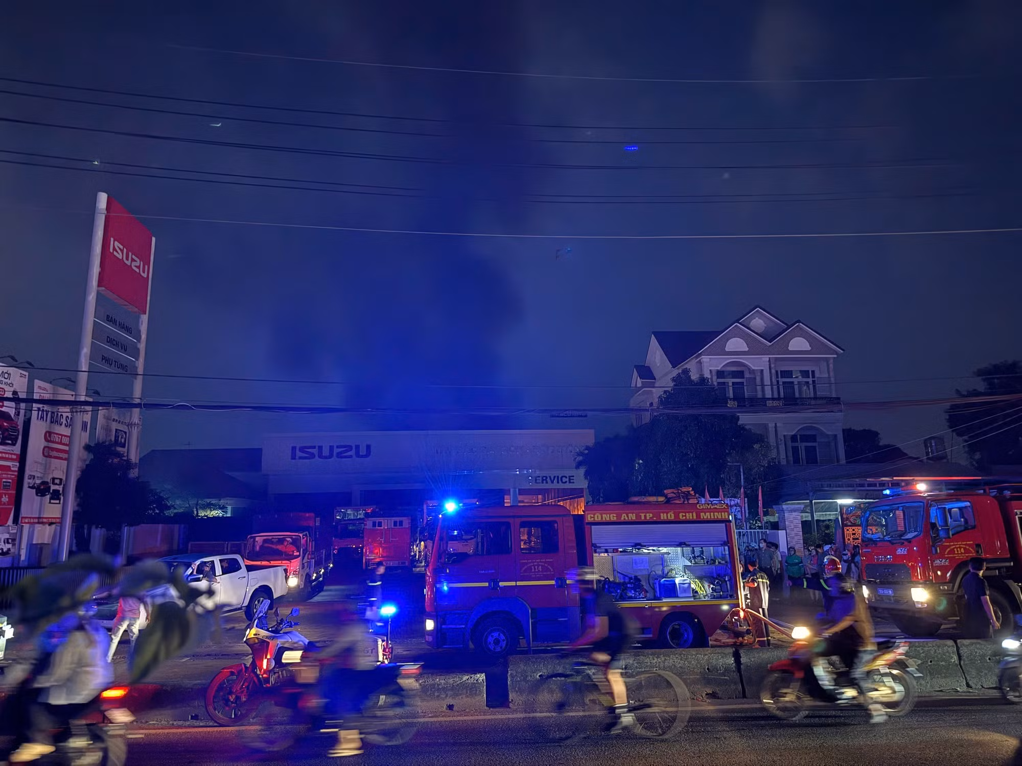 Cháy lớn bên trong công ty phụ tùng ô tô lớn khu vực Tây Bắc -0