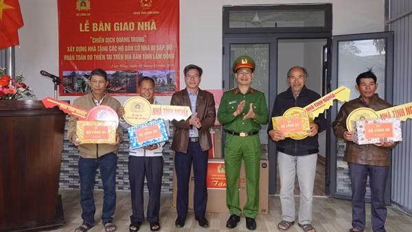 Thêm 4 gia đình được giao nhà và trao quà của Bộ Công an