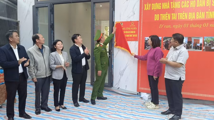 Trao quà của Bộ Công an cho gia đình được xây nhà mới sau lũ ở Lâm Đồng -0