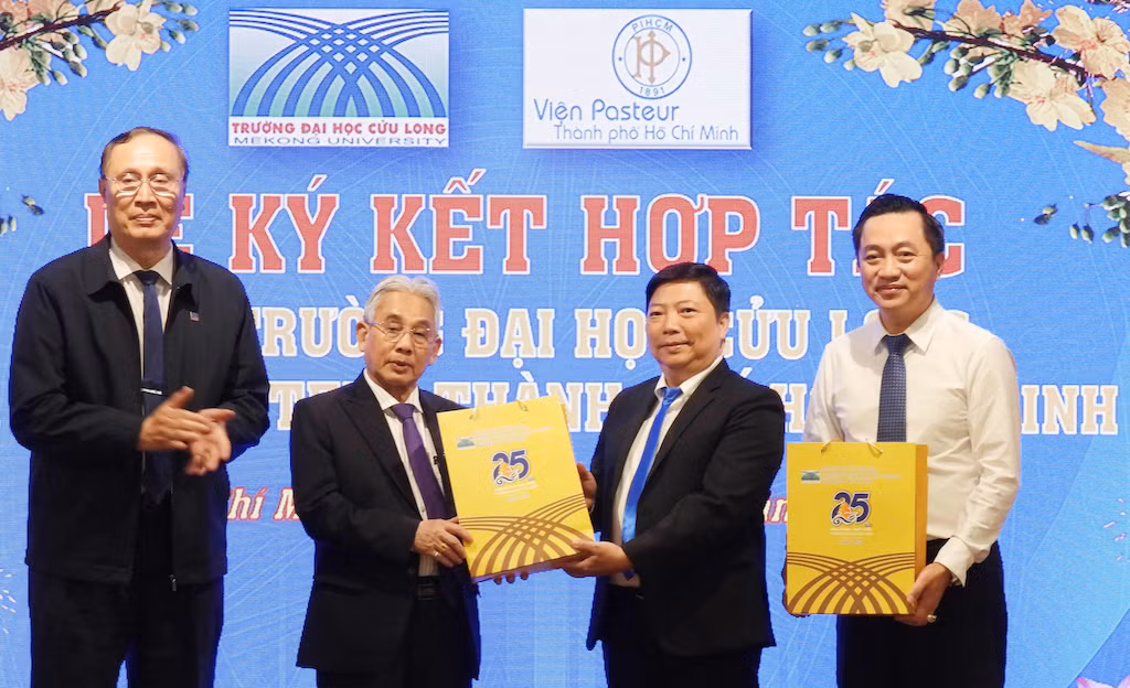 5 lãnh đạo trường đại học cửu long tặng quà lưu niệm cho lãnh đạo viện pasteur thành phố hồ chí minh.jpg -0
