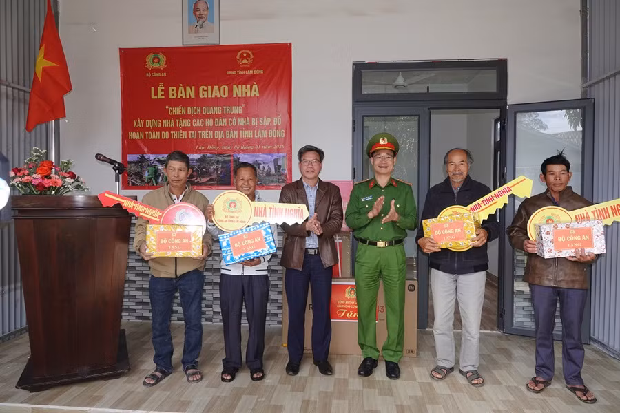 Thêm 4 căn nhà được bàn giao, trao quà của Bộ Công an cho các hộ -0