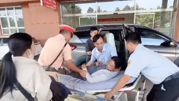 CSGT kịp thời dẫn đường đưa người bị đột quỵ đi cấp kịp thời