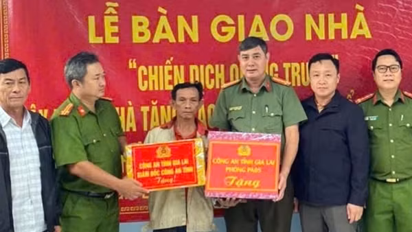 Công an Gia Lai trao nhà “Chiến dịch Quang Trung” tặng người dân