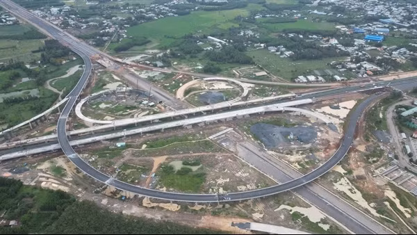 Nhiều tuyến giao thông kết nối với sân bay Long Thành bị chậm tiến độ